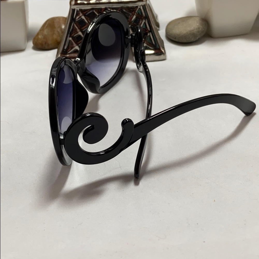 Decorative Swirl Arm Black Sunglasses - Picture 4 of 4